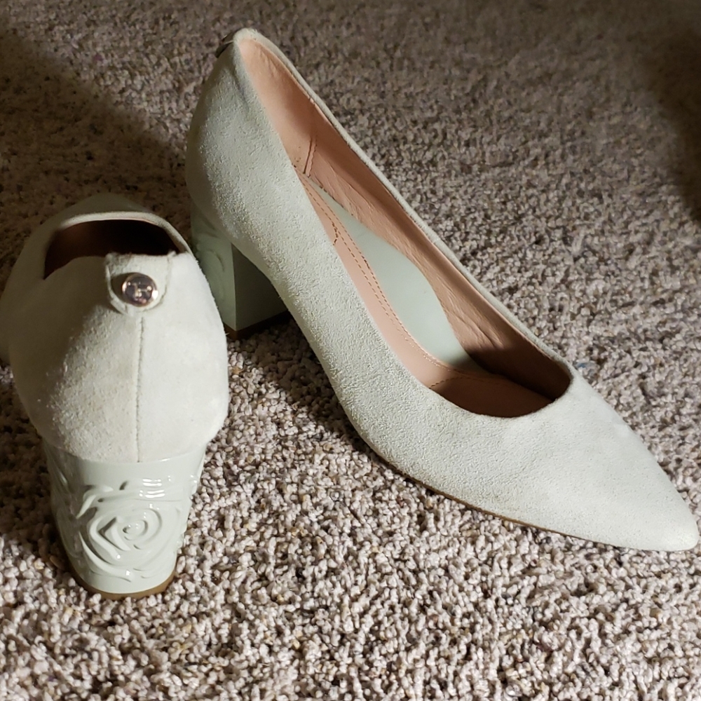 Taryn Rose pump w/ heel detail